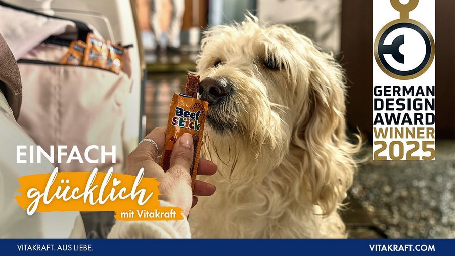 Vitakraft German Design Award 2025 - Hund riecht am Vitakraft Beef Stick mit Claim "Einfach glücklich mit Vitakraft"