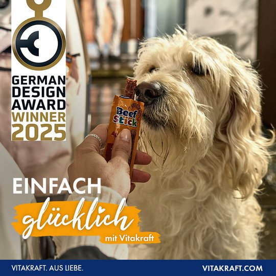 Vitakraft German Design Award 2025 - Hund riecht am Vitakraft Beef Stick mit Claim "Einfach gl&uuml;cklich mit Vitakraft"