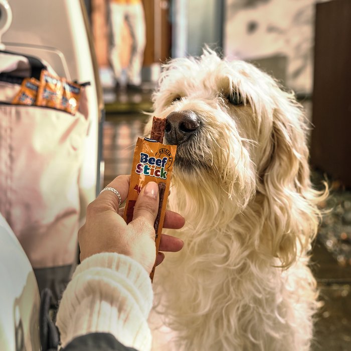 Keyvisual Vitakraft Produkt Beef Stick für Hunde